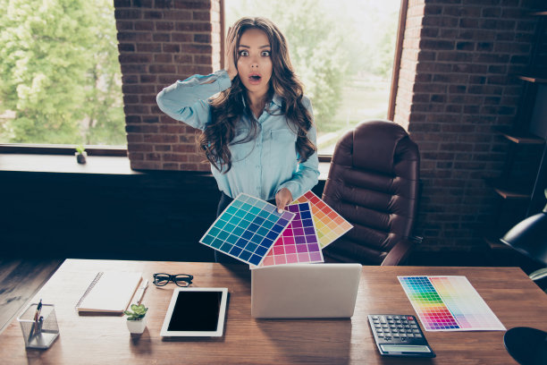 近距离的照片，美丽的她，她的商务女士，抱着头，托盘不同的颜色，墙壁需要挑选一个迷失了自己的眼睛，充满恐惧的老板应该喜欢站办公室舒适的椅子，穿着正式穿西装图片下载