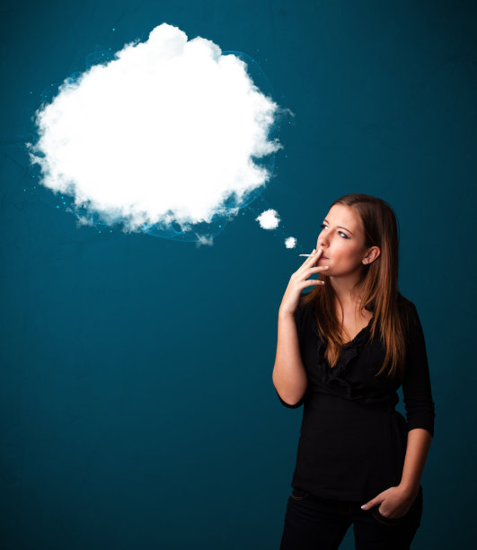 年轻女子吸着不健康的香烟，烟雾浓重图片下载