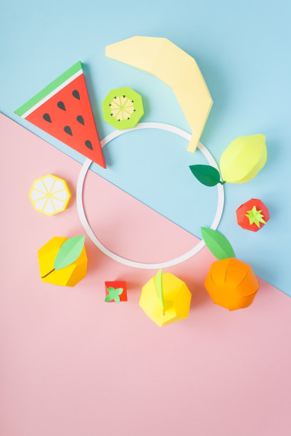 纸做的水果。粉色和蓝色背景。有写作的空间。热带地区。平的。图片下载
