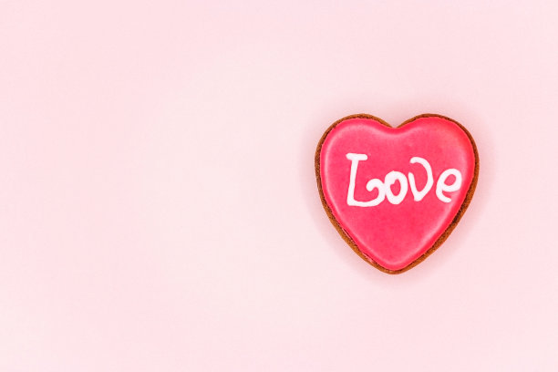 红色的心形状在抽象的灯光闪烁的背景在爱情概念情人节与甜蜜和浪漫的时刻图片下载