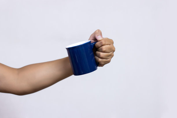 手里拿着空咖啡杯图片下载