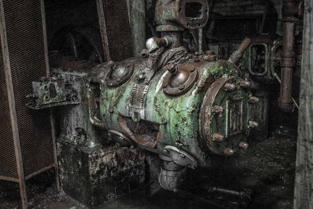 丑陋的绿色工业机器在黑暗中腐烂图片下载