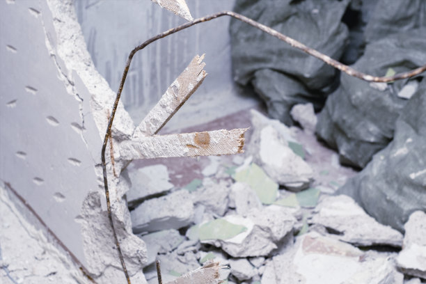 拆卸及整理工作。工人用大锤砸墙图片下载