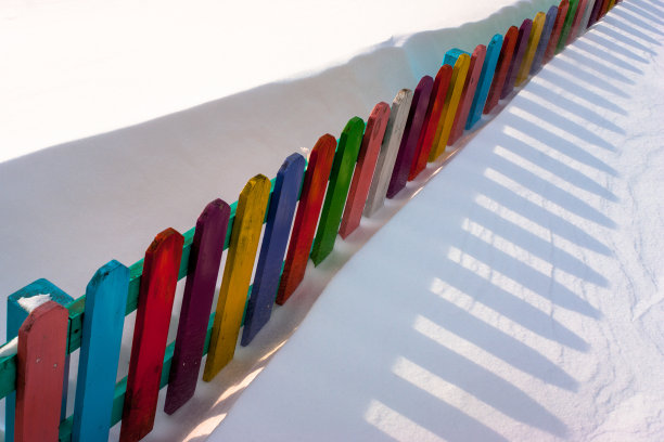 彩色的栅栏操场上的雪。雪关闭。外面的暴风雪图片下载