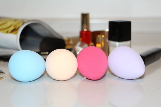 面部化妆用的化妆海绵。粉红色的颜色。图片下载