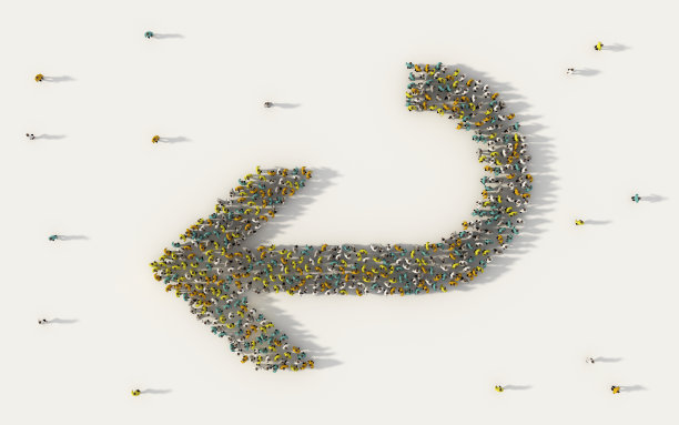 一大群人在白色背景上组成一个大箭头，代表商业、社交媒体和社区概念。人群图的3d符号从上面聚集在一起图片下载