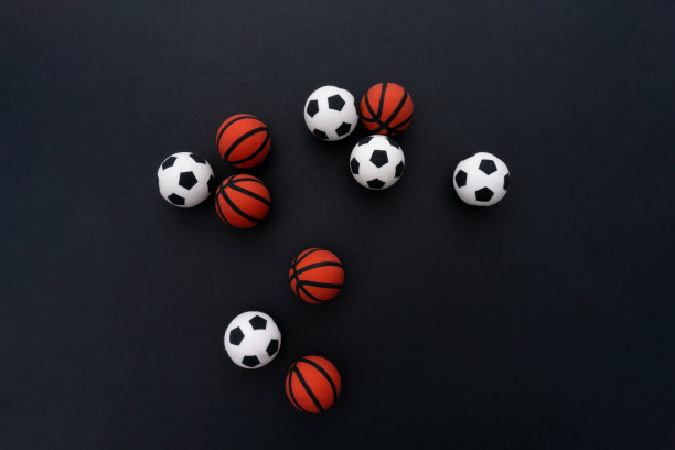 用彩色的球组成。篮球，足球，黑色背景的球。前视图。图片下载