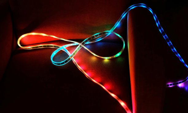 红色椅子上的彩色led灯条图片下载