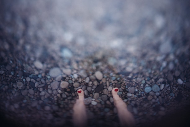 脚趾踩在海卵石上图片下载