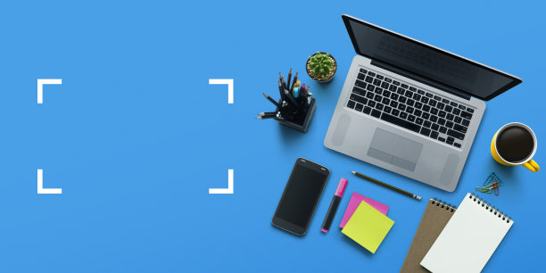 办公场所的笔记本电脑，笔记本，办公用品和文具在蓝色背景。解决方案，商业计划，创意，设计，学习，启动或工作平面俯视图概念。图片下载