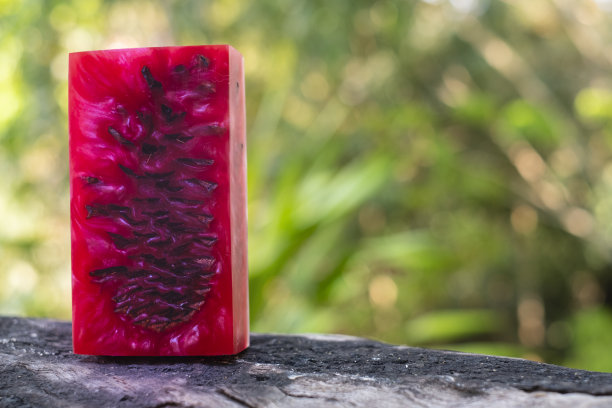 浇注环氧树脂稳定松果抽象艺术模糊背景图片下载