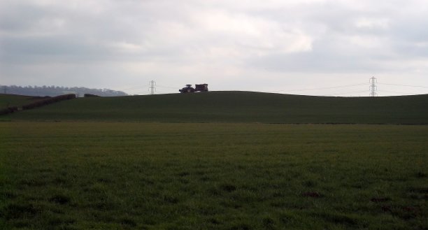 拖拉机在地平线上图片下载