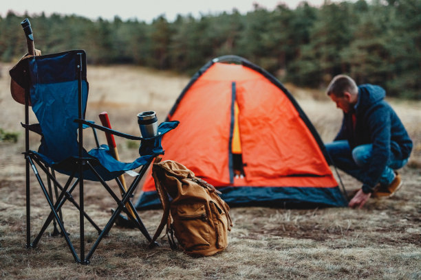 人们在森林里搭起了帐篷图片下载