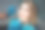 年轻女子坐在牙科的椅子上，抬头看。医生用牙线清洁牙齿她微笑，露出美丽的牙齿。图片下载