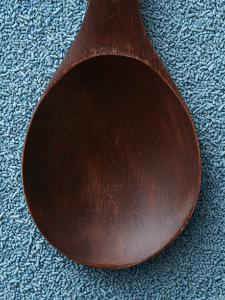 用空木勺撒上蓝色的糖屑图片下载