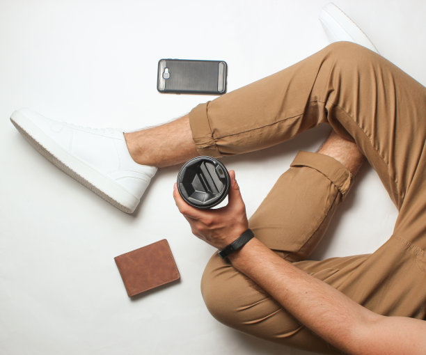 男人坐在白色的背景上图片下载