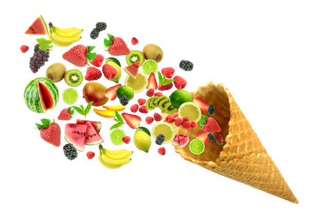 冰淇淋蛋卷和各种五颜六色的水果孤立在白色的背景。图片下载