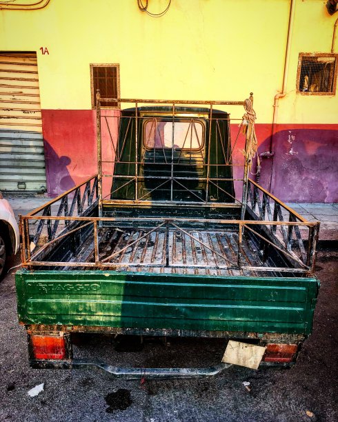 废弃建筑的高角度视图图片下载