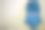 蓝色的烤箱手套挂在房间的墙上图片下载