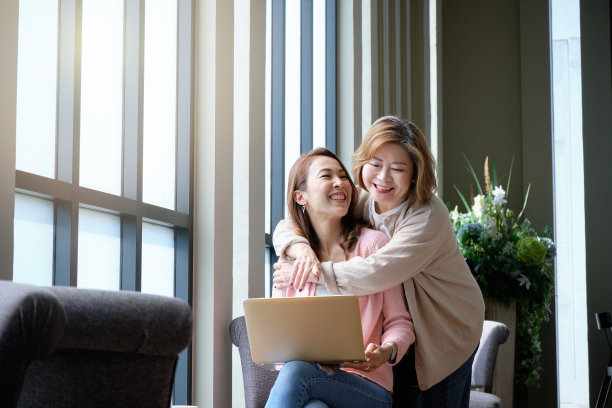 母亲和女儿在网上购物图片下载