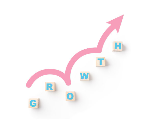 成长在木制立方体和箭头孤立在白色背景成长企业的概念图片下载