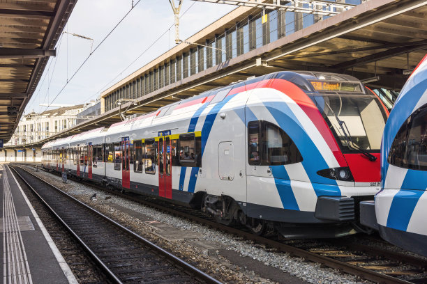 瑞士SBB列车在瑞士火车站等待出发图片下载