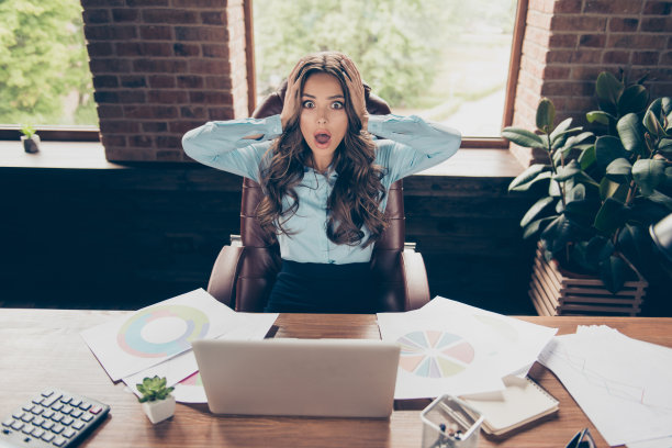 近的照片美丽的她，她的商业女士，抱着头，哦，没有失败者检查启动手表图，损失，损失钱收入，收入失败，难以置信的坐在大的办公椅，穿着正式，穿西装衬衫图片下载