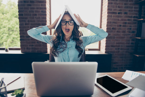 特写照片美丽的她，她的商务女士和手表运行时间最后几分钟秒结束结束，直到老板老板回来，在头上一团糟的文件坐在办公椅，穿着正式穿西装衬衫图片下载