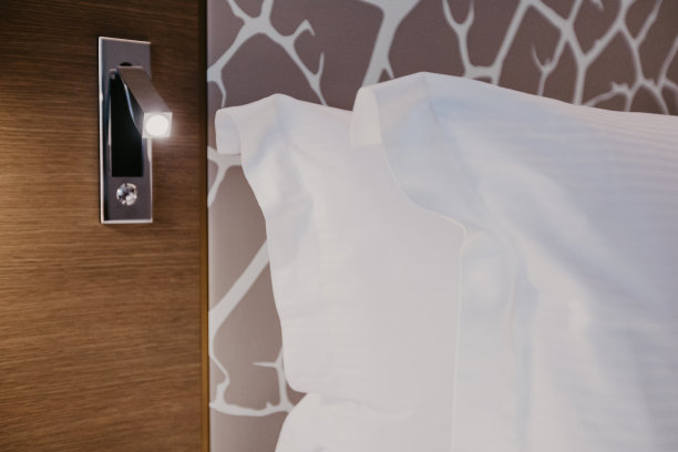 在现代的家庭或酒店里，用台灯拉近卧室的一小段。——图片图片下载