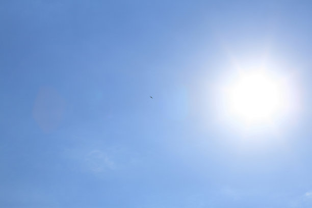 蓝天上的太阳图片下载