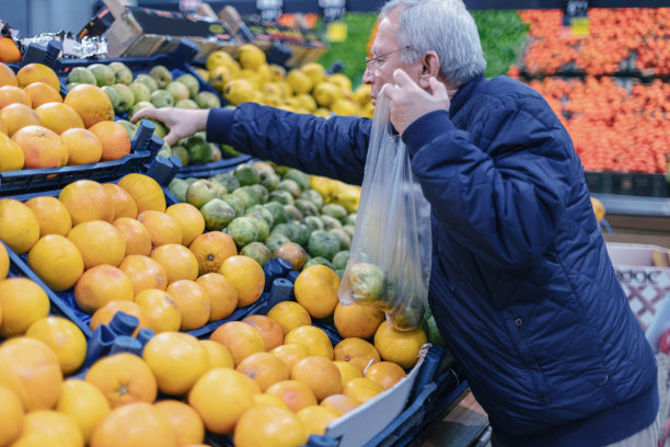 学长用塑料袋买水果图片下载