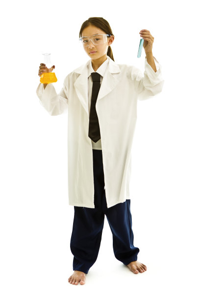 白人背景下的少数民族少女当科学家的职业志向图片下载