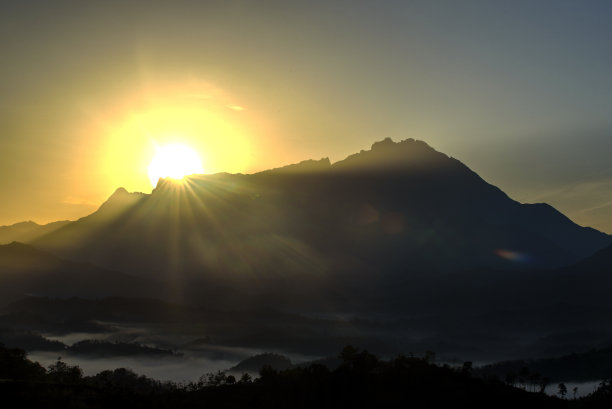 沙巴州基纳巴卢山的日出。图片下载