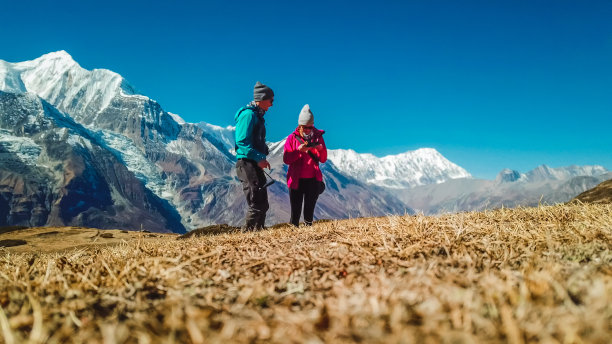 尼泊尔情侣与安娜普尔纳山脉风光图片下载