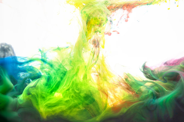 墨水在水里。抽象背景。。墨水在水中旋转。油墨在水里孤立在黑色背景上。彩色墨水在水中。图片下载