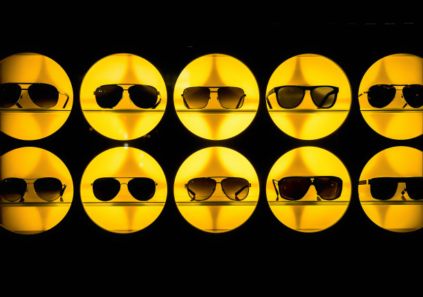 一排排的太阳镜陈列在一个黑色的陈列柜里图片下载