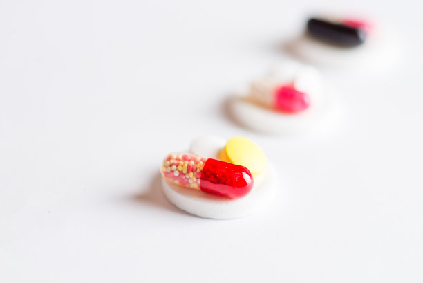 把不同剂量的药片分成一堆图片下载