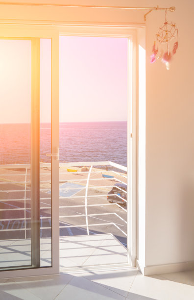 在阳光下有落地玻璃窗的阳台图片下载