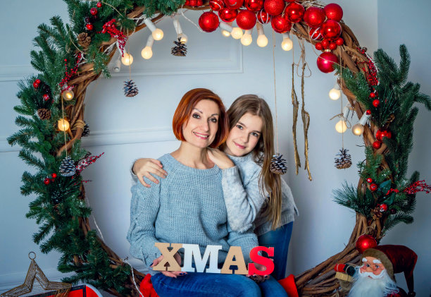 快乐微笑的母亲和女儿肖像圣诞装饰图片下载