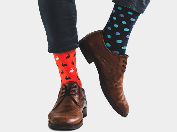 办公室经理穿着时髦的鞋子和明亮的袜子图片下载