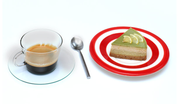 浓缩咖啡和一块蛋糕图片下载