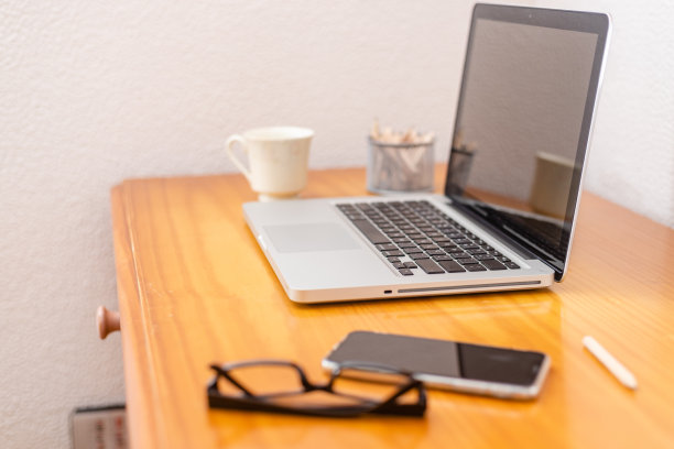 Office desk with laptop smart phone and business Office background，复古效果，选择性聚焦图片下载