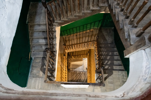 高角度俯瞰古老的楼梯，黄色的灯光和灰色的混凝土色，欧洲平顶视图，没有抽象的图案建筑图片下载