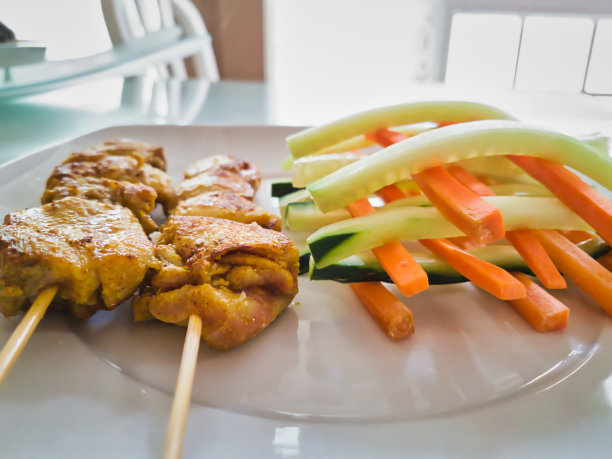 配胡萝卜和黄瓜的鸡串图片下载