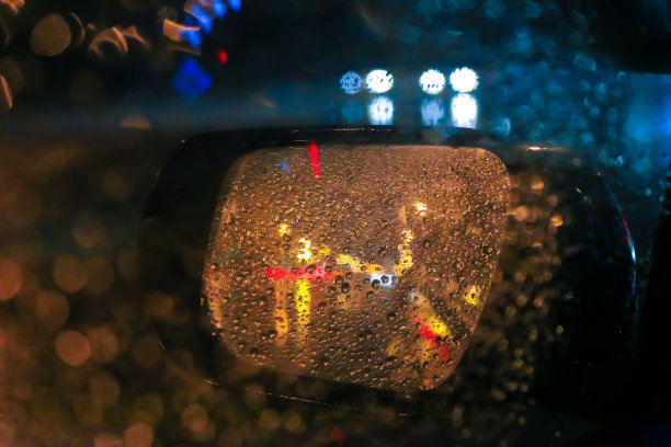 汽车后视镜里的反光图片下载