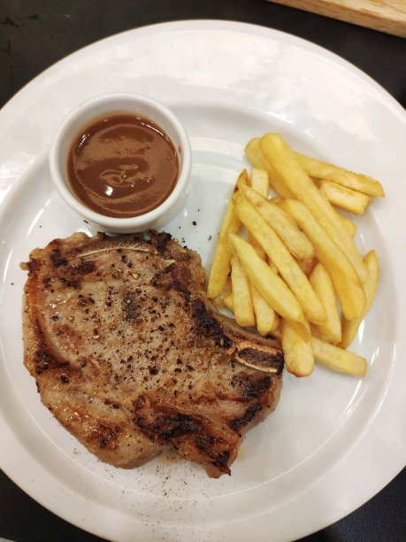 猪排配炸薯条图片下载