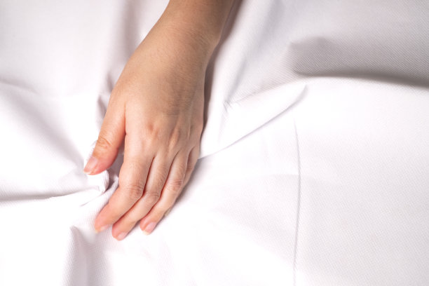 女人用手挤着床单色白图片下载