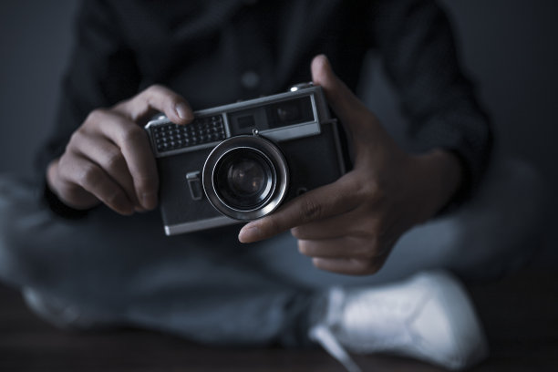 一个拿着胶卷相机的人图片下载