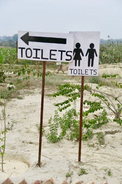图片自制的手写/油漆的厕所标识为女士和男士在户外，男人和女人厕所标识照片图片下载