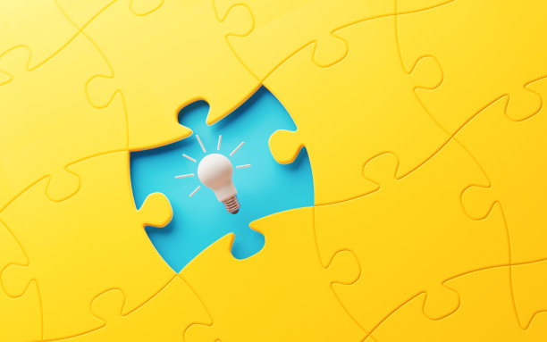 灯泡和黄色拼图在蓝色的背景上图片下载